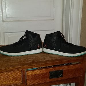 Tennis shoes